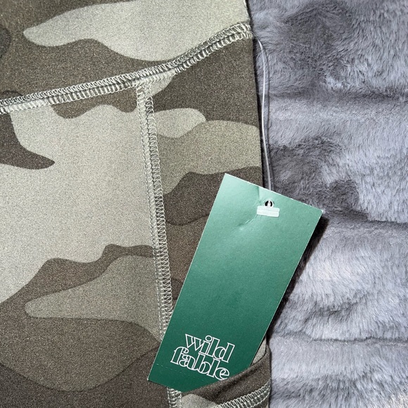 Wild Fable Camo Leggings Medium (never worn) - Picture 2 of 2